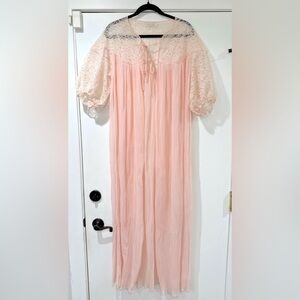 Vintage Barbizon Pegnoir Nightgown Medium Pink Lace Puff Sleeve Pleated Negligee